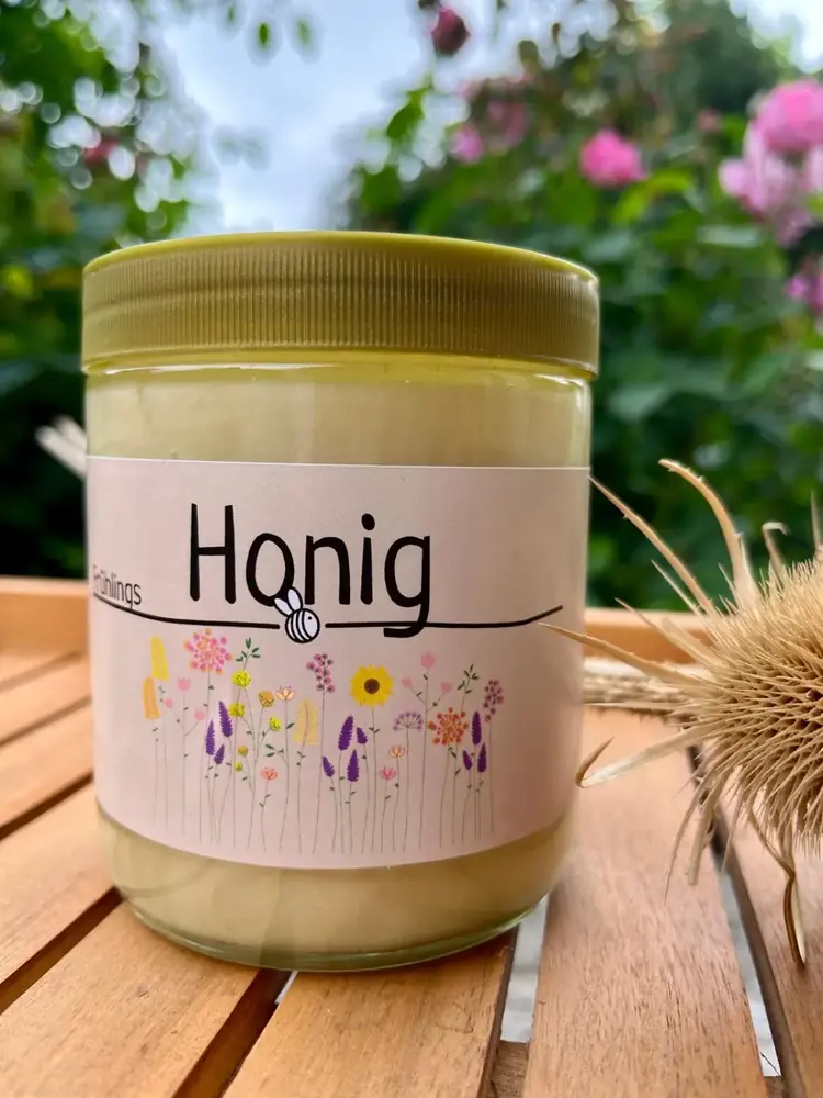 Glas mit selbst geschleudertem Frühlingshonig von Hund und Honig